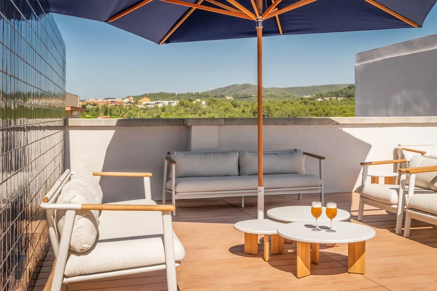 Terraza con sofás y sillones, Estival Maramar | Estival Group | Tarragona. Perfecta para relajarse.