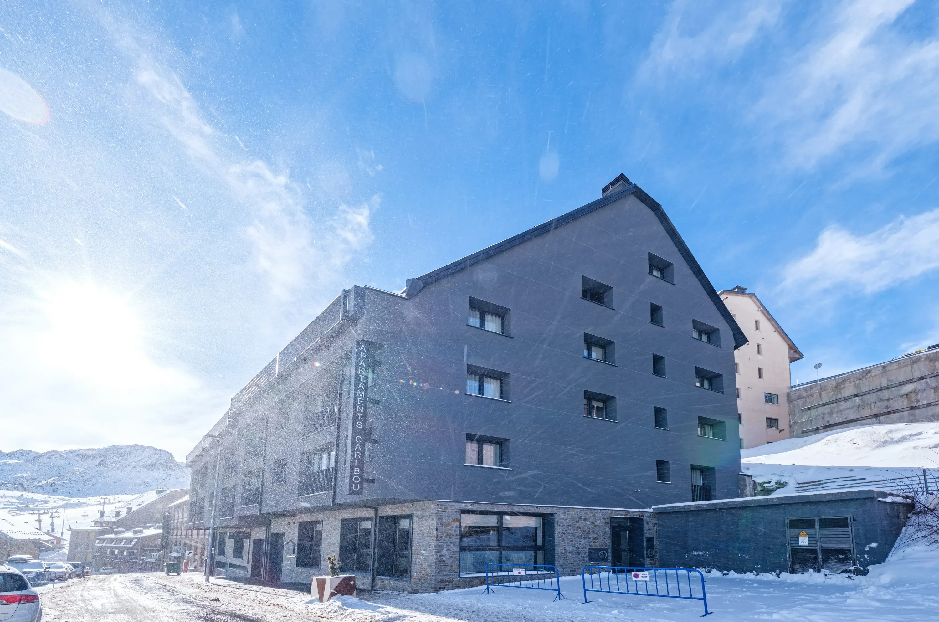 Modern edifici d'apartaments ESTIVAL: Corporativa, cobert de neu i cel blau.