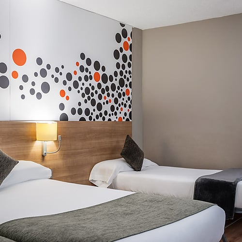 Modern hotel room with wooden divider | Hotel Sporting Andorra | Grandvalira Pas de la Casa