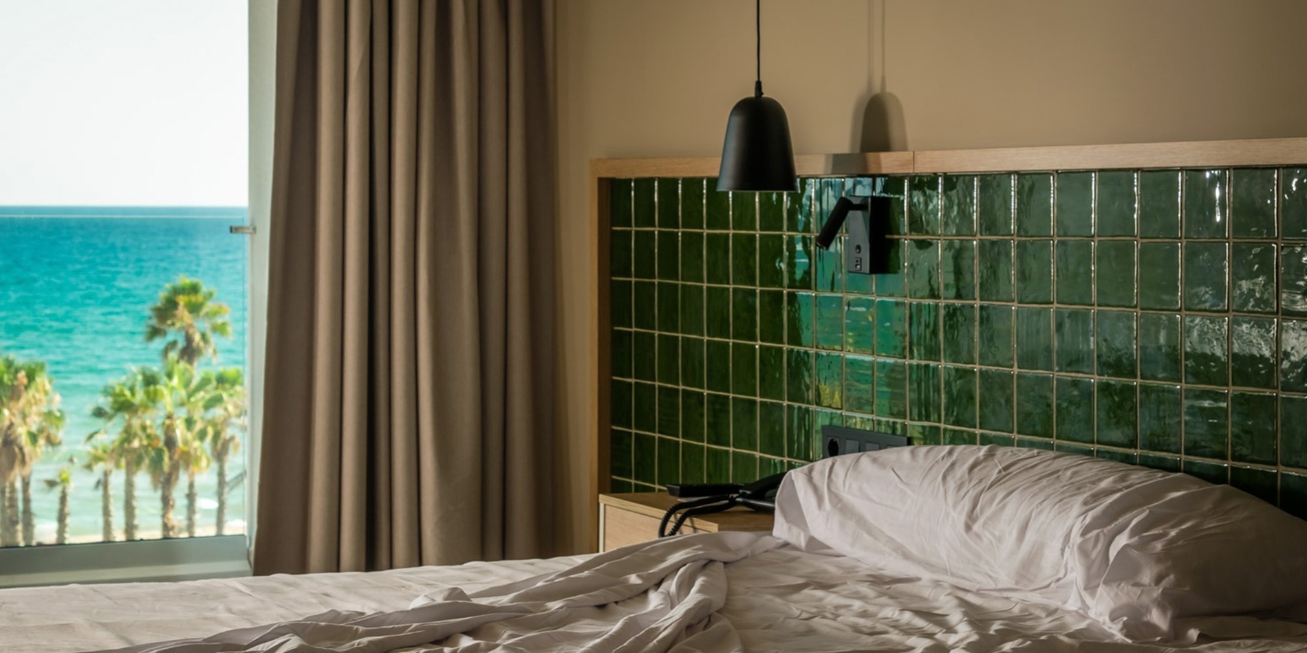 una habitació d' hotel amb un llit i una televisió