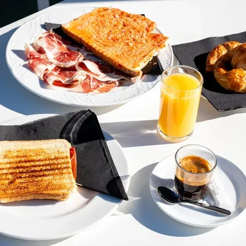 Petit déjeuner Estival Torre de la Mora : jus, croissant, toast jambon, café.