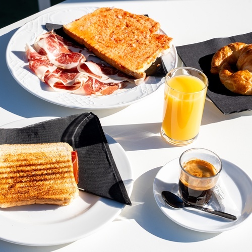 Estival Torre de la Mora: Desayuno con jamón, tostada, croissant, zumo y café.