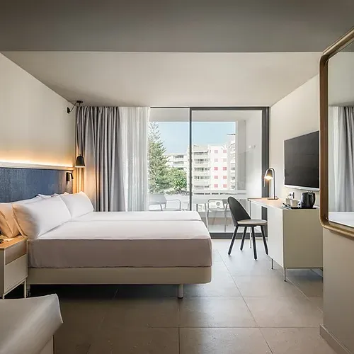 Modernes Hotelzimmer mit Bett und Schreibtisch | Estival Maramar | Estival Group | Tarragona | Offizielle Website