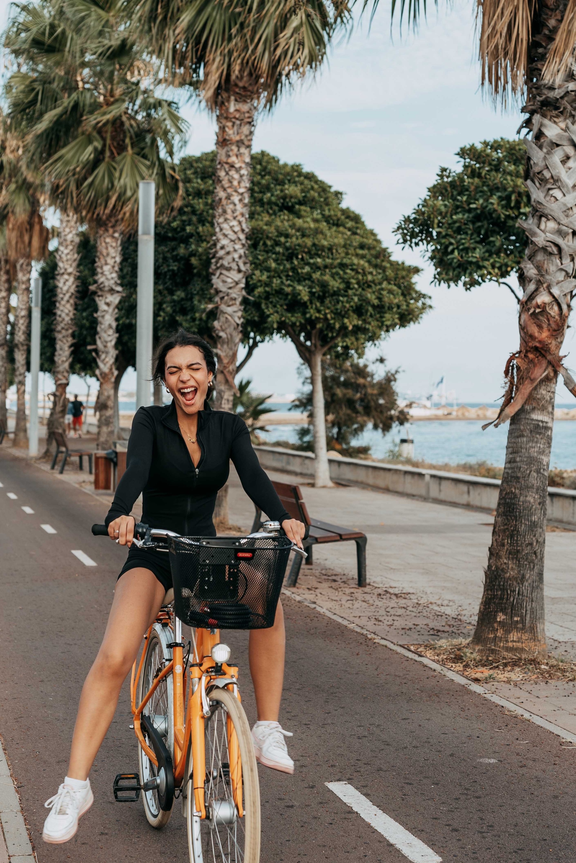 Un homme et une femme marchent côte à côte sur un parcours de golf verdoyant, chacun portant son sac de golf.