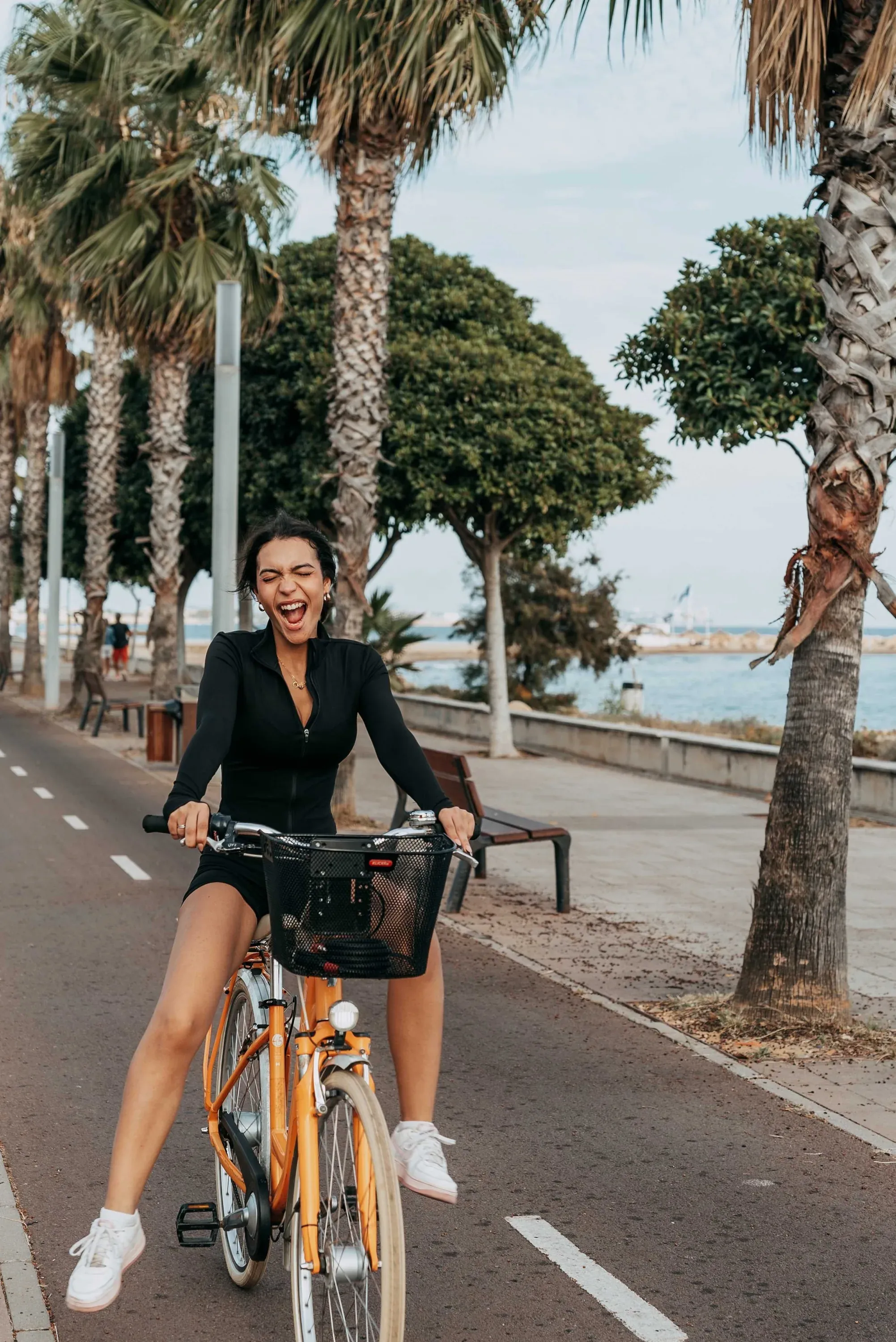 Frau auf Fahrrad, ideal für ESTIVAL Firmenaufenthalte.