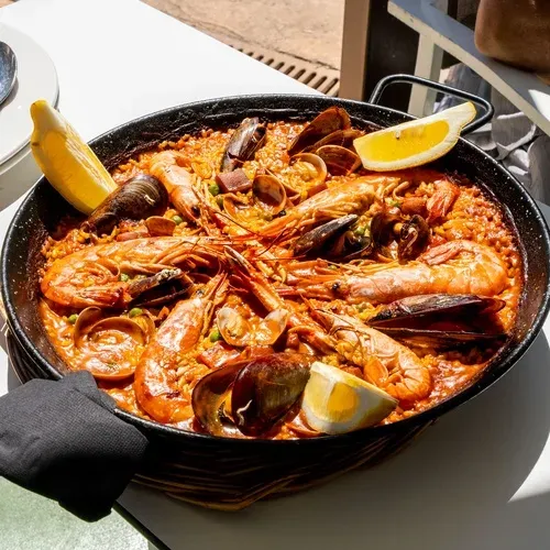 Paella aux fruits de mer exquise au Estival Torre de la Mora, Site officiel Estival Group.