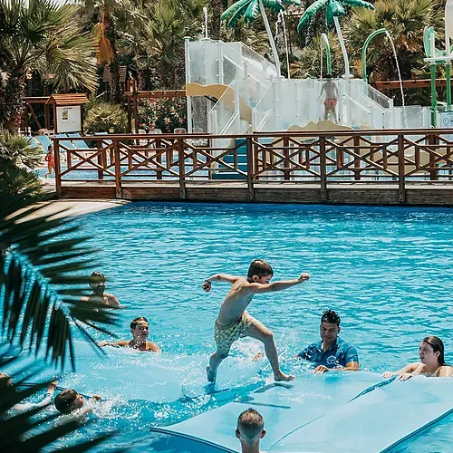 Enfants s'amusant dans la piscine avec toboggans à Estival Torre de la Mora | Estival Group | Tarragone.