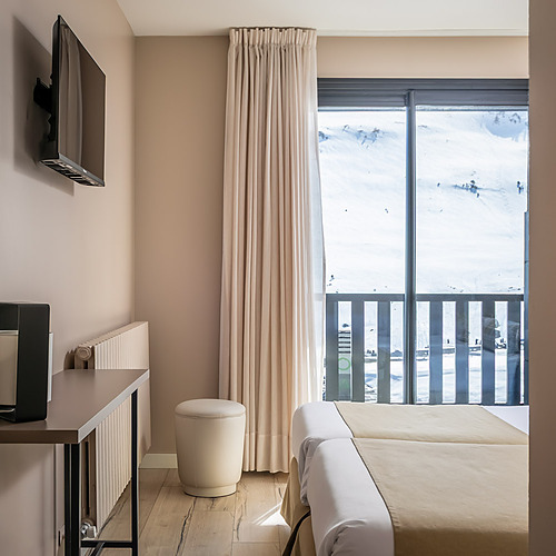 ESTIVAL: Corporate room with mountain views and ski amenities.