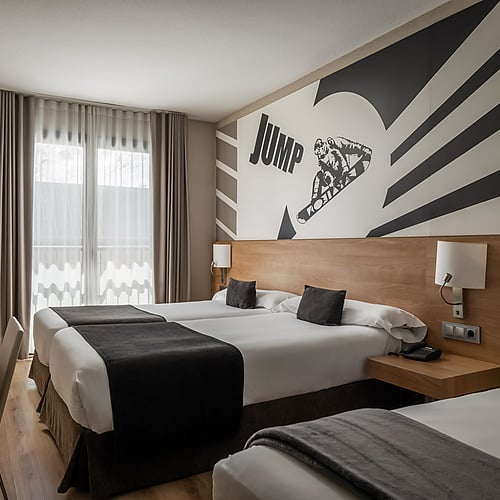 Hotel Sporting Andorra | Grandvalira Pas de la Casa: Spacious rooms with modern design, comfortable beds, and mountain views.