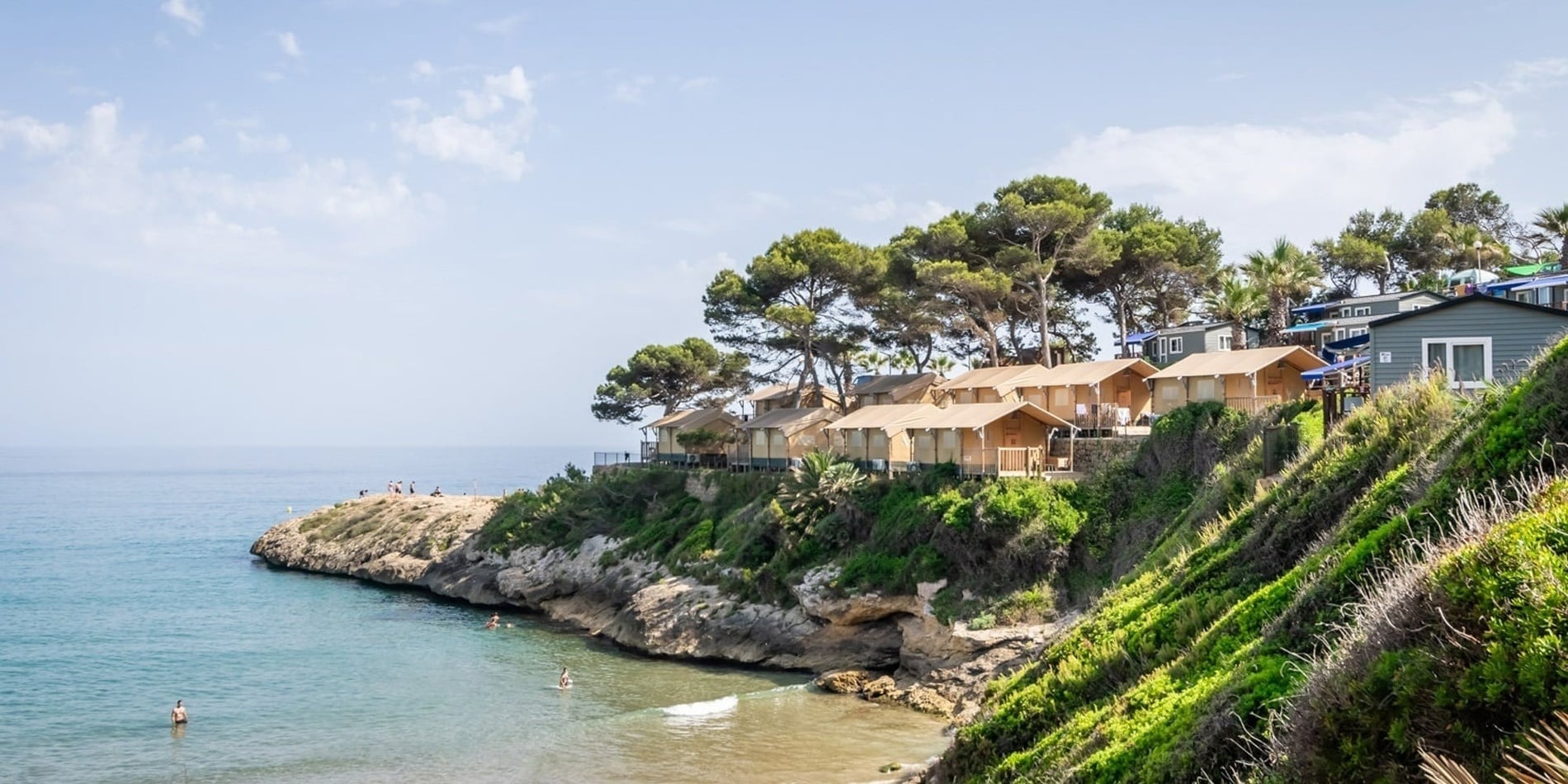 eine Gruppe von Häusern auf einem Felsen über dem Ozean