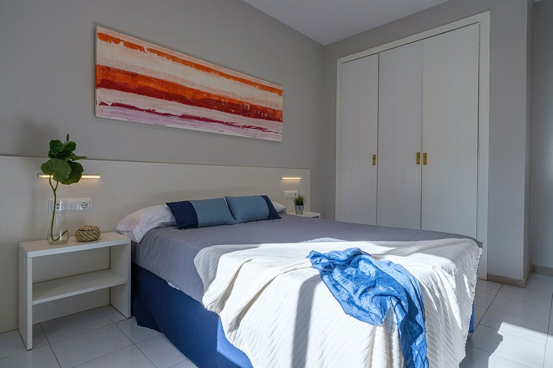 Gemütliches Hotelzimmer mit Doppelbett, Nachttisch und Kleiderschrank. ESTIVAL: Corporativa