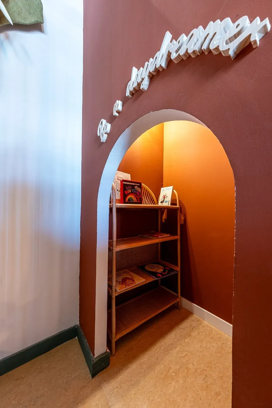 ESTIVAL Corporate kids' room with bookshelves and wall decor.