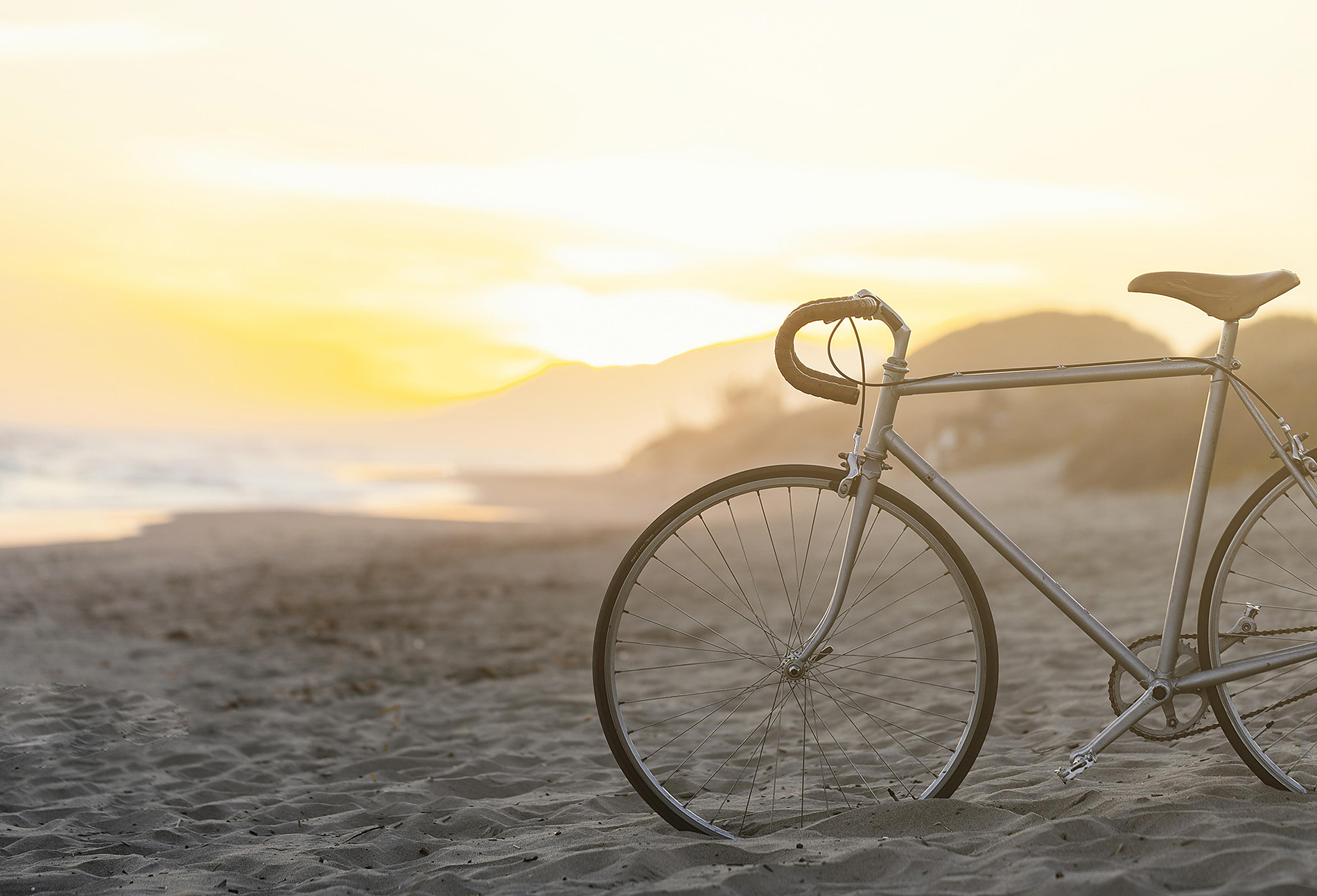 Vélo de plage au coucher du soleil, ambiance paisible pour un séjour Cyclotourisme Islantilla | Huelva | Estival Group parfait.