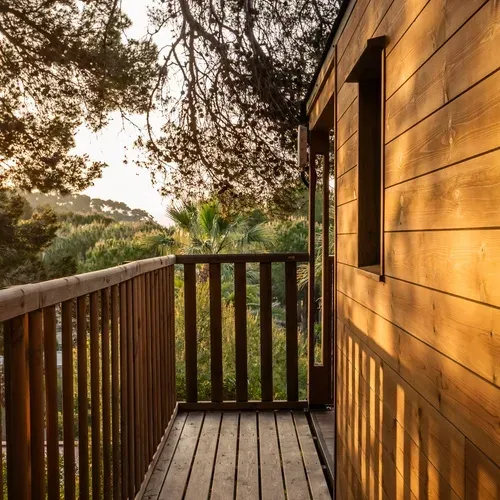 Balcon en bois d'un bungalow à Estival Torre de la Mora | Estival Group | Tarragone