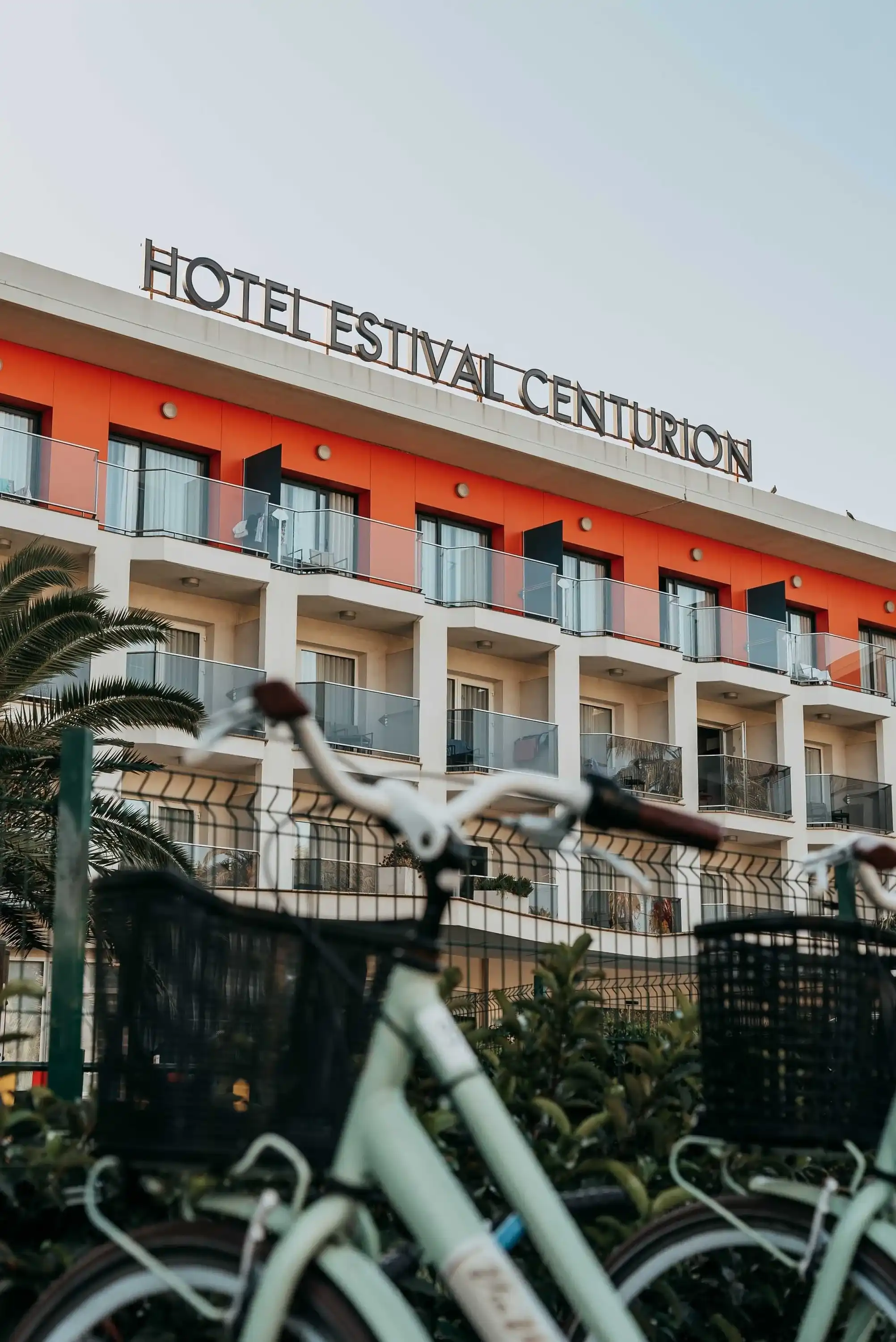 Hotel ESTIVAL: Firmenmodernes Fassade mit Balkonen und Fahrrädern