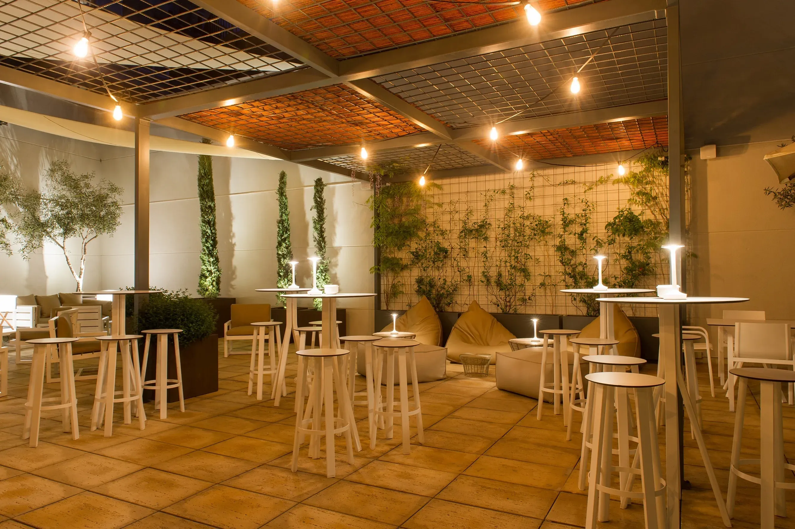 ESTIVAL: Firmen-Terrasse mit hohen Tischen und bequemen Sitzgelegenheiten.