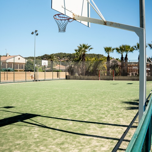 Pista polideportiva con canasta y portería en Estival Torre de la Mora | Estival Group | Tarragona