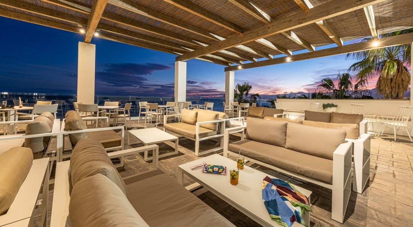 una gran piscina al costat d' un riu