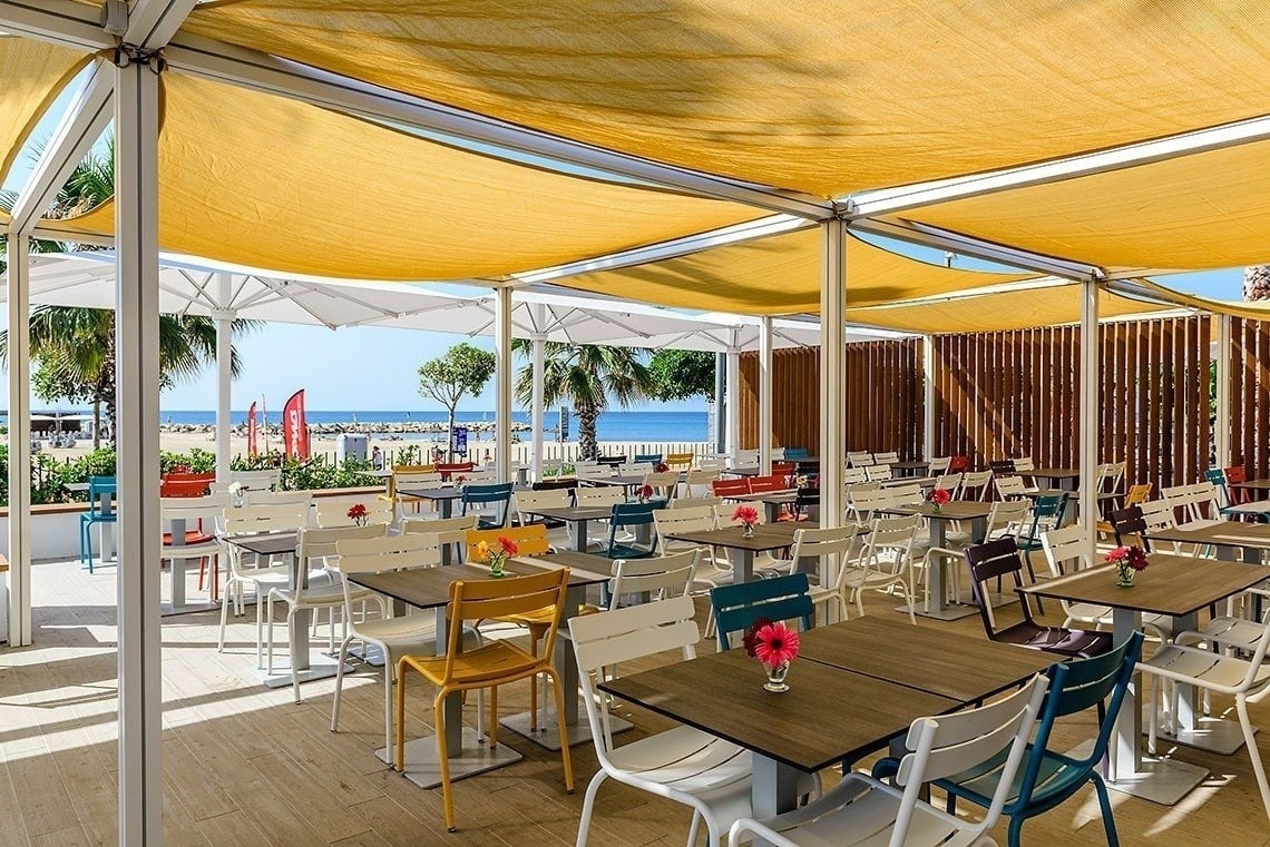 Terrasse ensoleillée du Beach Club Eldorado | Estival Eldorado | Cambrils, vue mer.