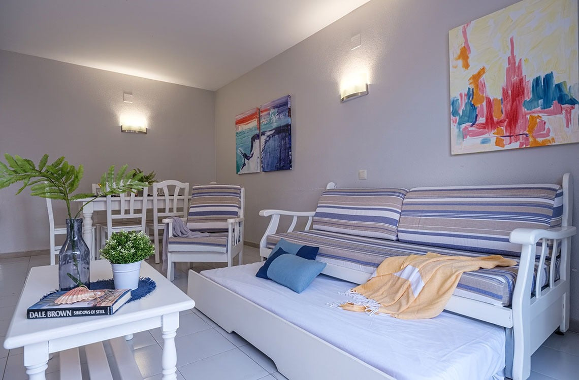 Gemütliches Wohnzimmer mit Sofa, Sessel und Essbereich – Ihr ESTIVAL: Corporativa Erlebnis.
