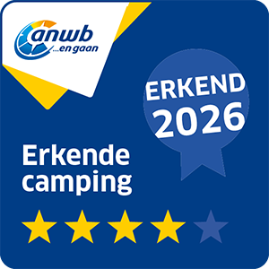 Cette image représente un badge bleu de l'ANWB certifiant un camping reconnu 4 étoiles, avec la mention "ERKEND 2026" (reconnu 2026).
