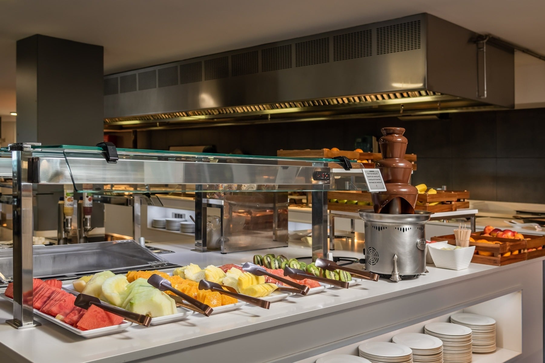 ESTIVAL: Buffet de frutas frescas y fuente de chocolate en un evento corporativo.