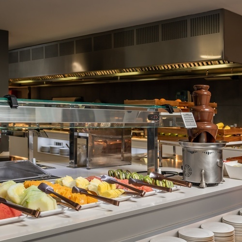 un buffet con frutas y un fountain de chocolate