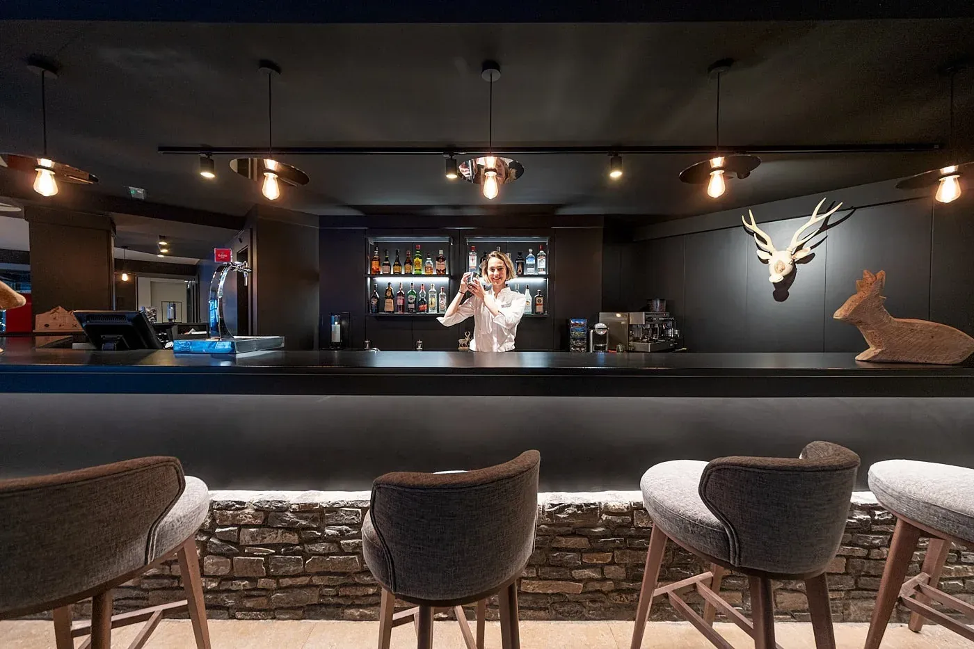 Bar moderno con bartender en Hotel Cristina | Andorra | Estival Group