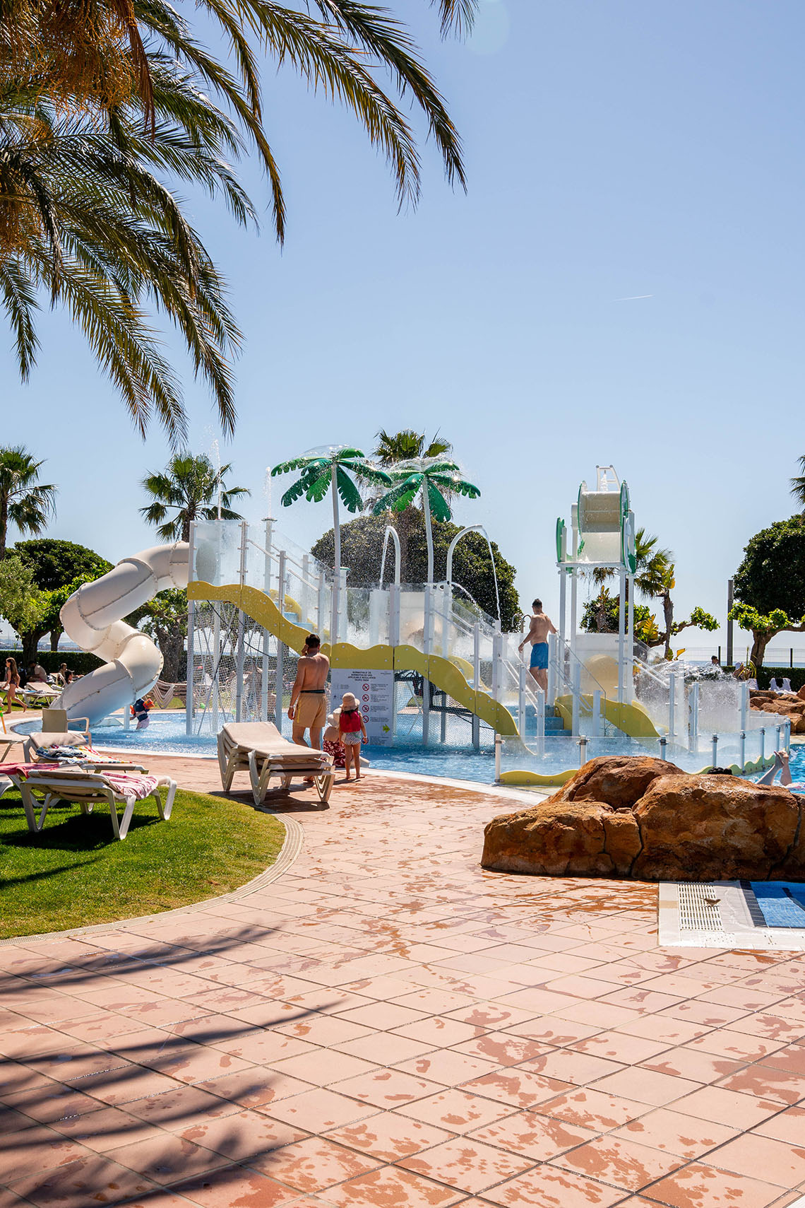 Toboggans et jeux d'eau dans notre parc aquatique ESTIVAL: Corporativa, parfait pour les familles.