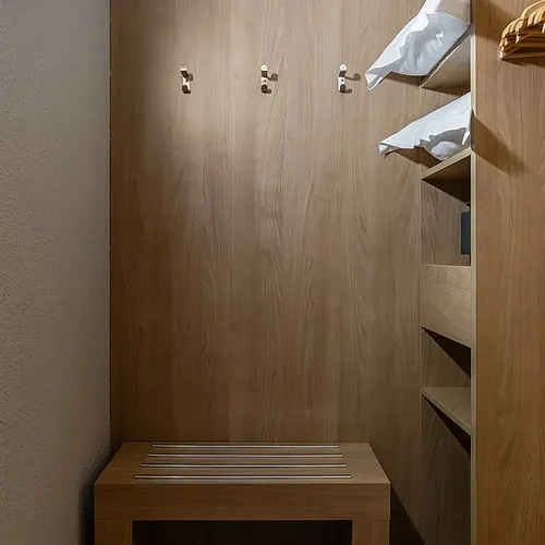Hotel Sporting Andorra | Grandvalira Pas de la Casa: Cozy room with two beds, TV, desk, and window view.