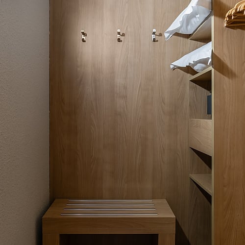 Hotel Sporting Andorra | Grandvalira Pas de la Casa: Cozy room with two beds, TV, desk, and window view.