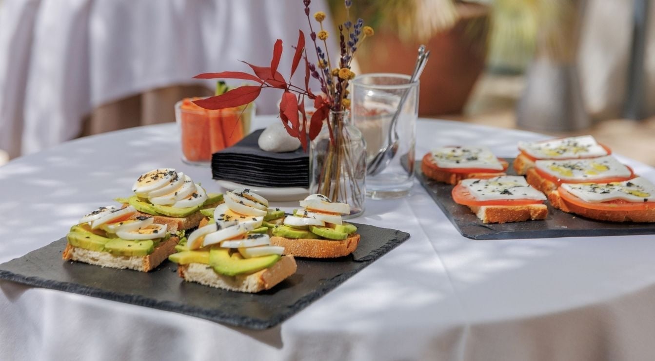 ein Tisch mit zwei Gläsern Wein und Brot darauf