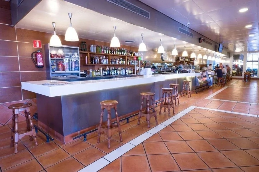 Bar de l'hôtel El Buffet d'Altafulla | Tarragone | Estival Group : sièges et étagères à livres.