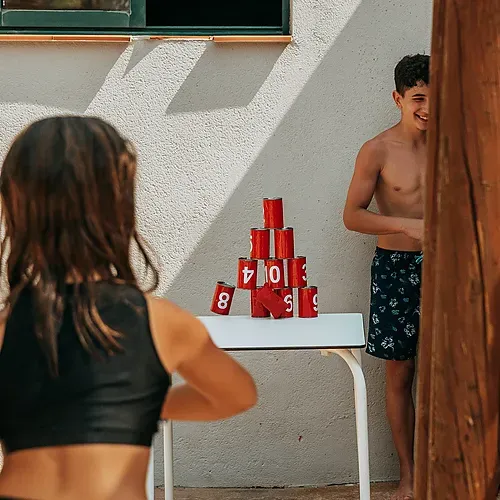 Enfants jouant à un jeu de quilles dans un hôtel Estival Torre de la Mora, Tarragone. Site officiel Estival Group.