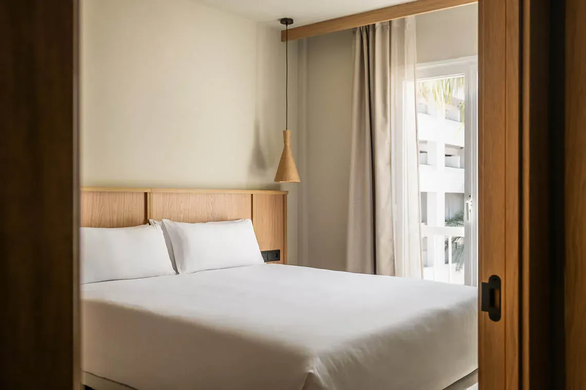 Habitació ESTIVAL: Corporativa amb llit doble i finestra.