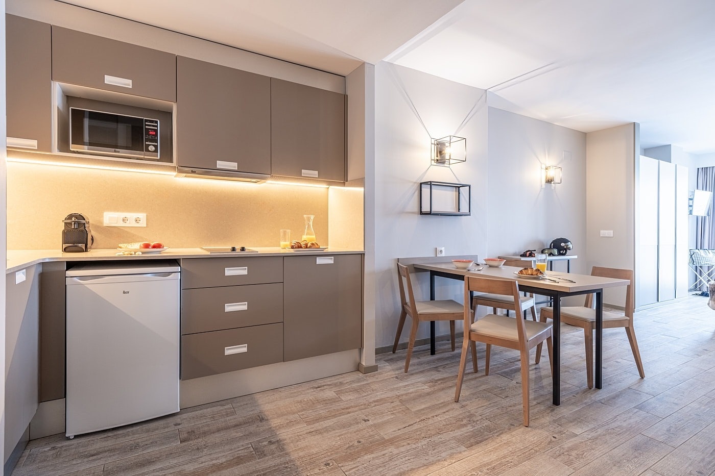 Studio ESTIVAL Corporatif: Cuisine moderne et coin repas.