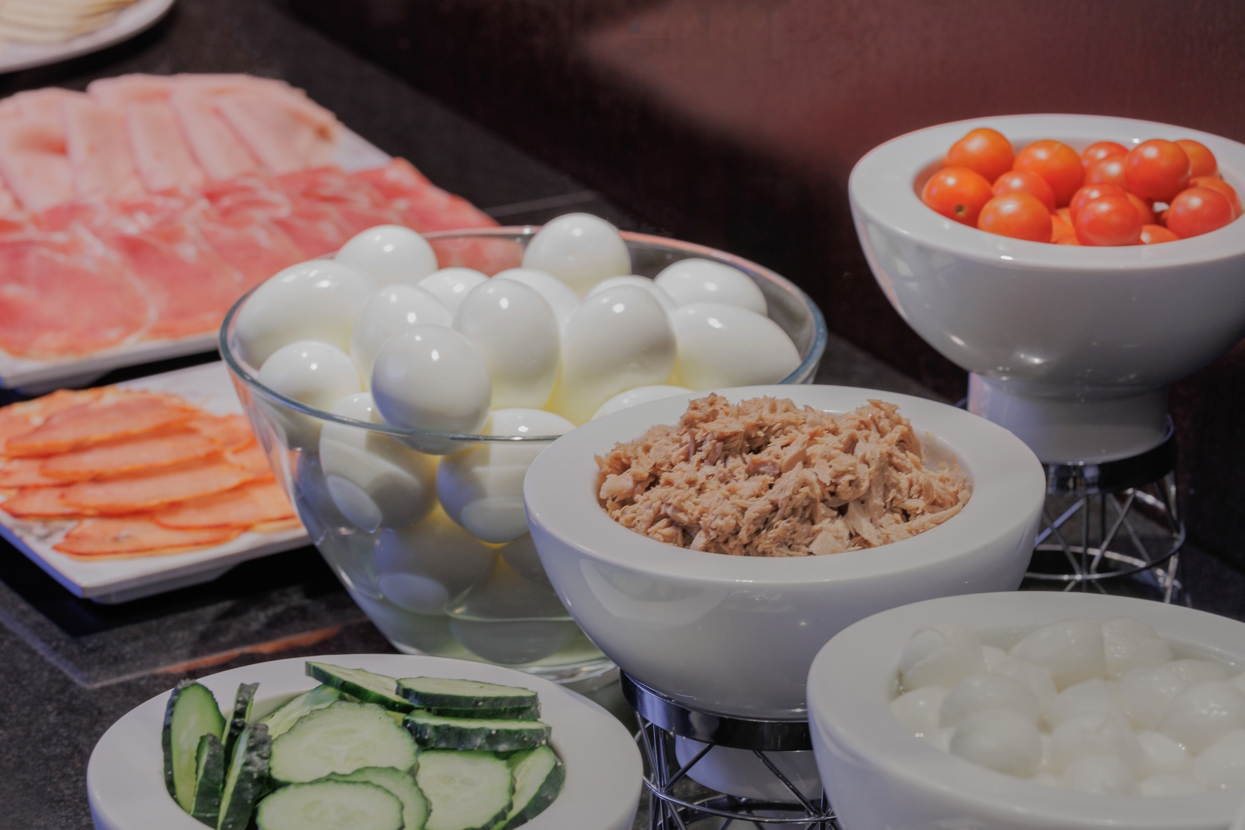 eine Auswahl an Speisen und Getränken auf einem Tisch