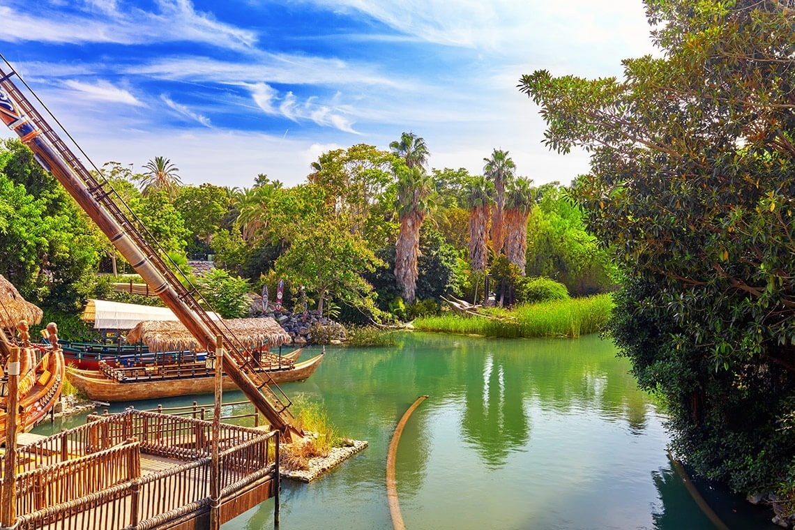 un barco flota en el agua en un parque de diversiones