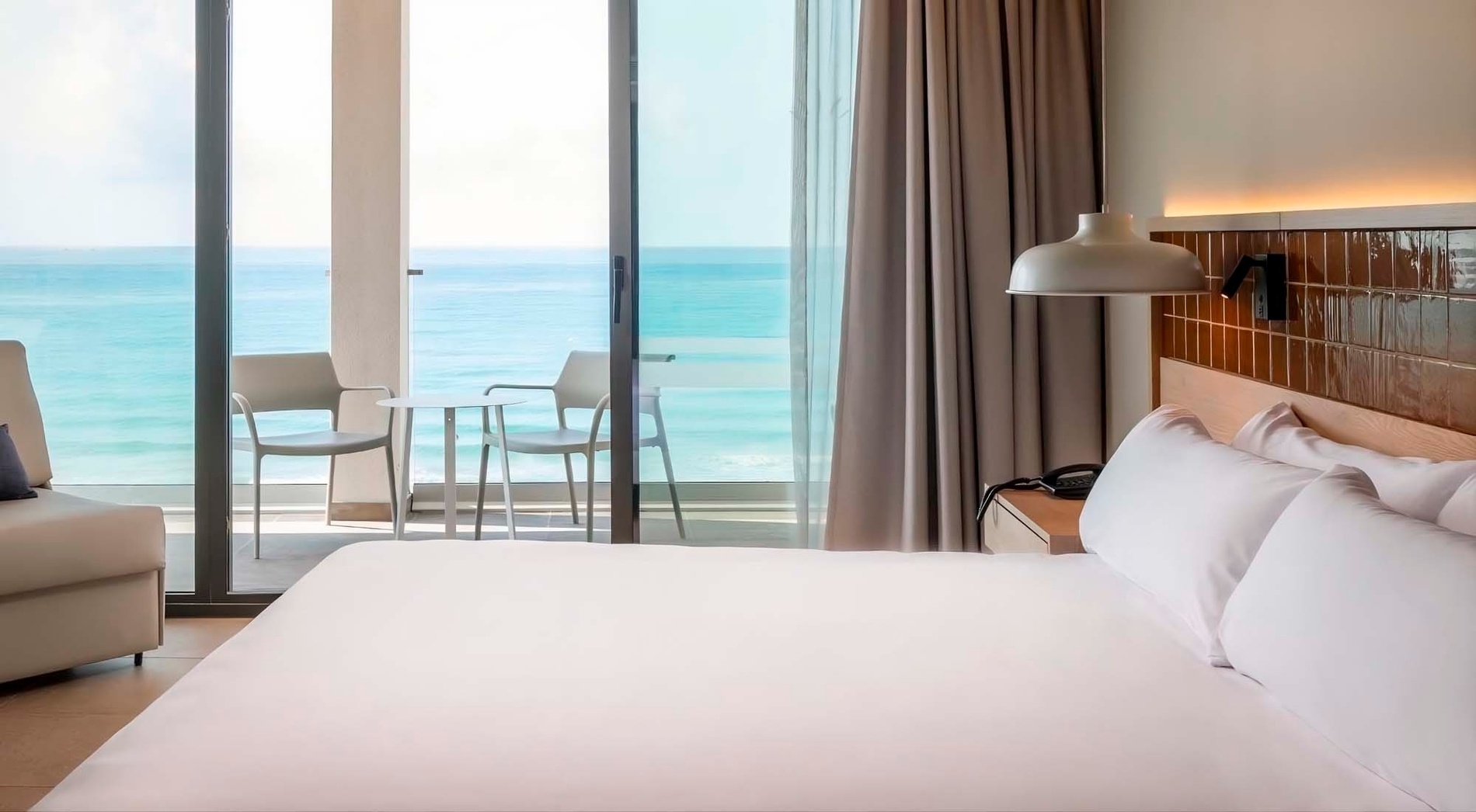 una habitación de hotel con una cama y una televisión