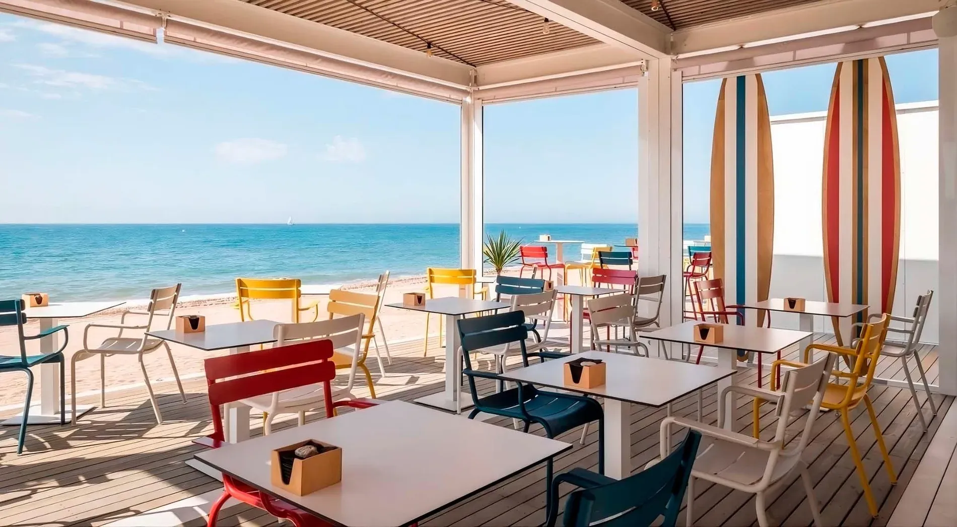 Beachfront hotel dining with surfboards & sea views. Services | Hotel Estival Centurión **** | Cambrils.