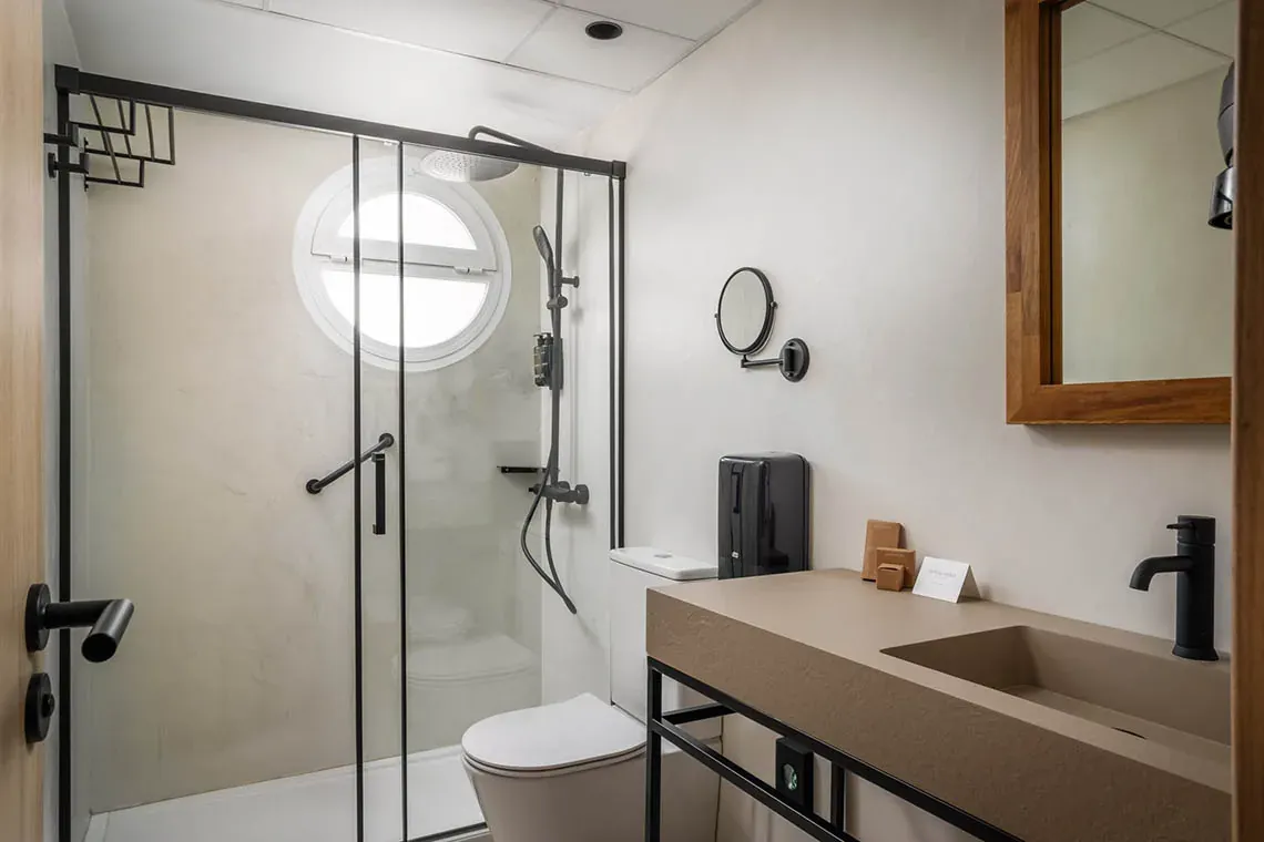 Bany modern i accessible, ideal per a ESTIVAL: Corporativa, amb dutxa, WC i lavabo.