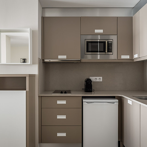 Elegante sala de estar y cocina de ESTIVAL: Corporativa con vistas.
