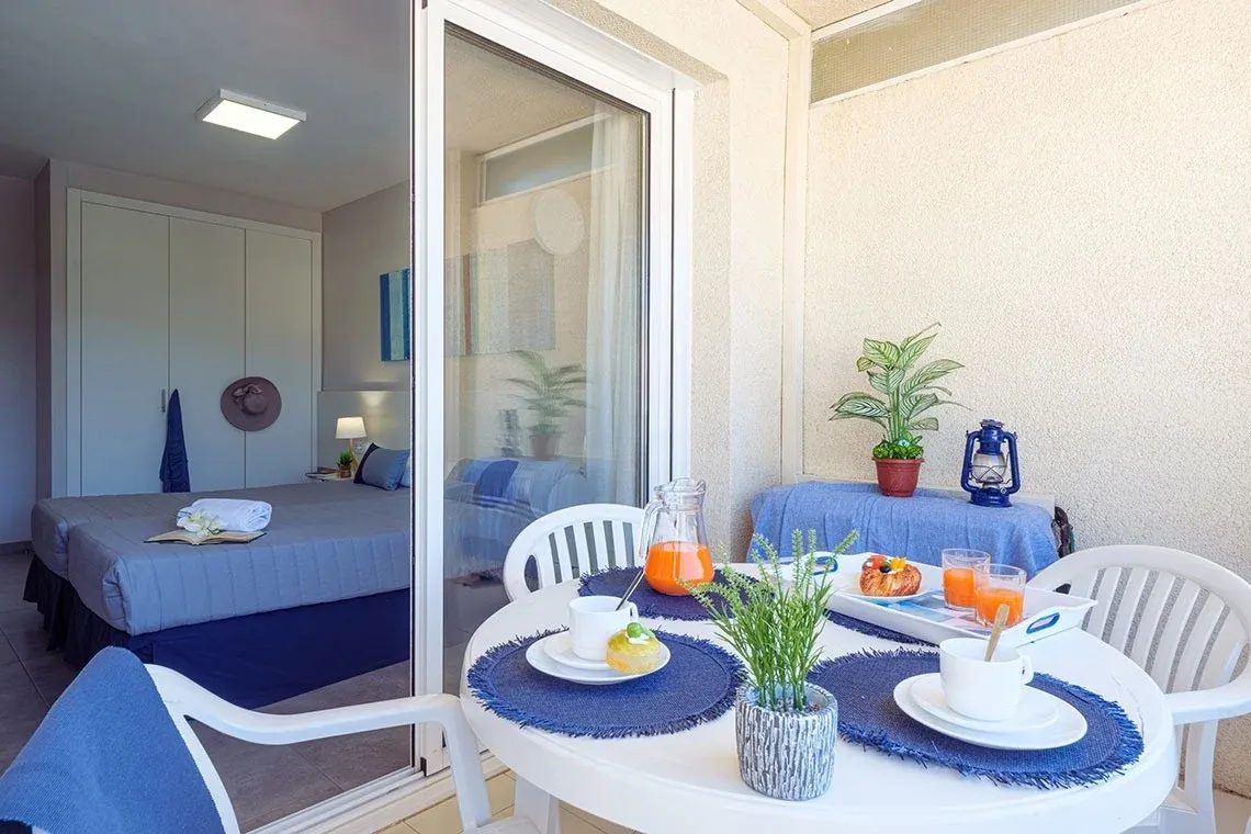 Geräumiges Doppelzimmer mit Balkon ESTIVAL: Corporativa, Frühstück und Gartenmöbeln.