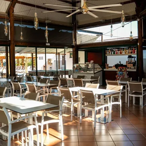 Restaurant extérieur de l'Estival Torre de la Mora : tables dressées sous un auvent en bois à Tarragone.