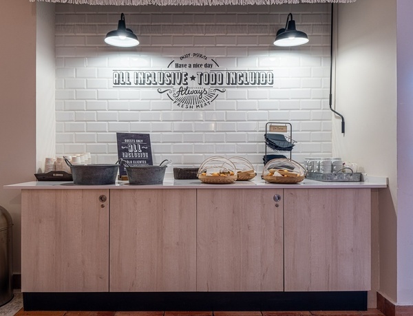 a sign on a wall that says all inclusive todo incluido always