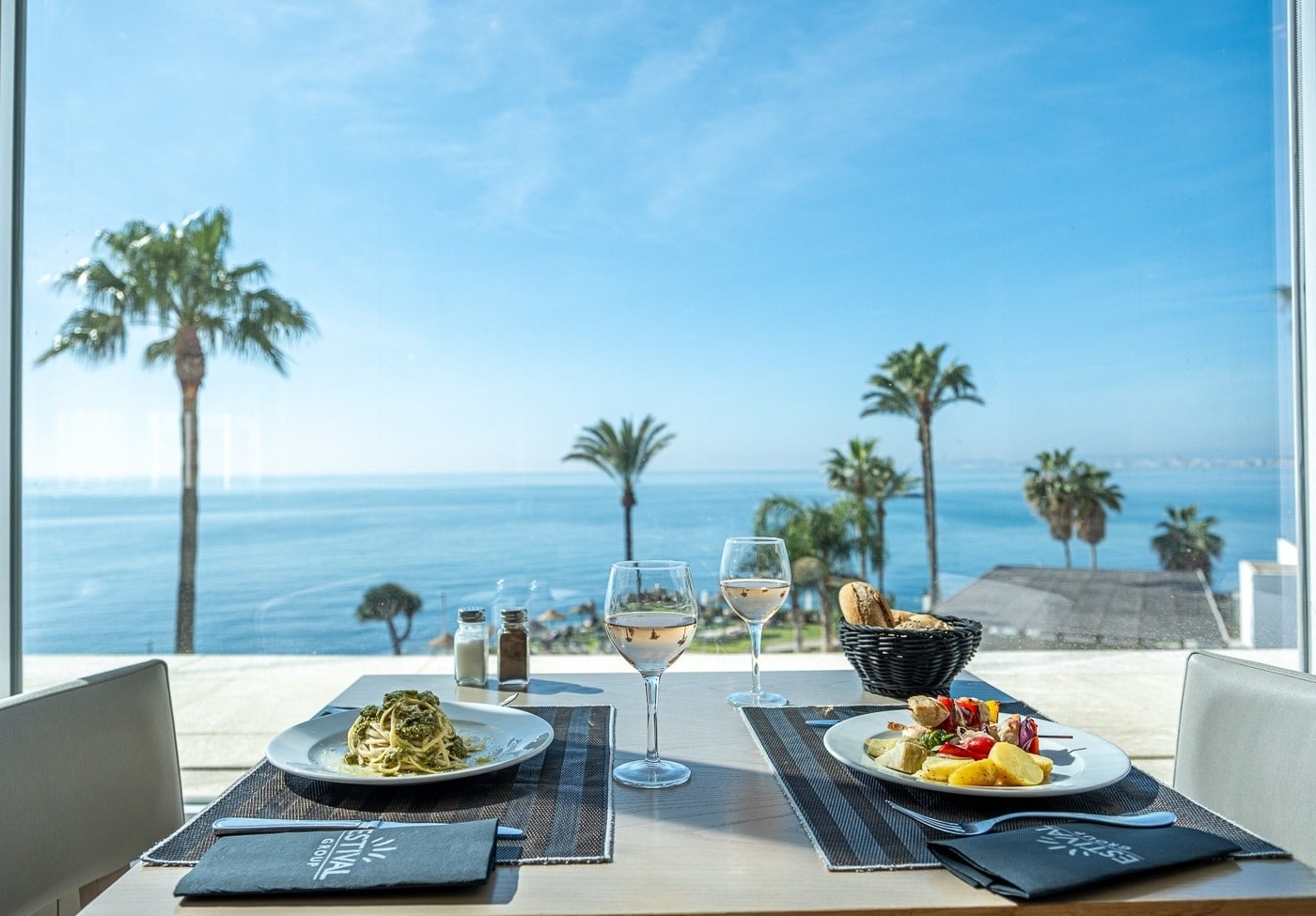 Disfruta de una cena frente al mar en Estival Torrequebrada Benalmádena. Menús deliciosos. Reserva.
