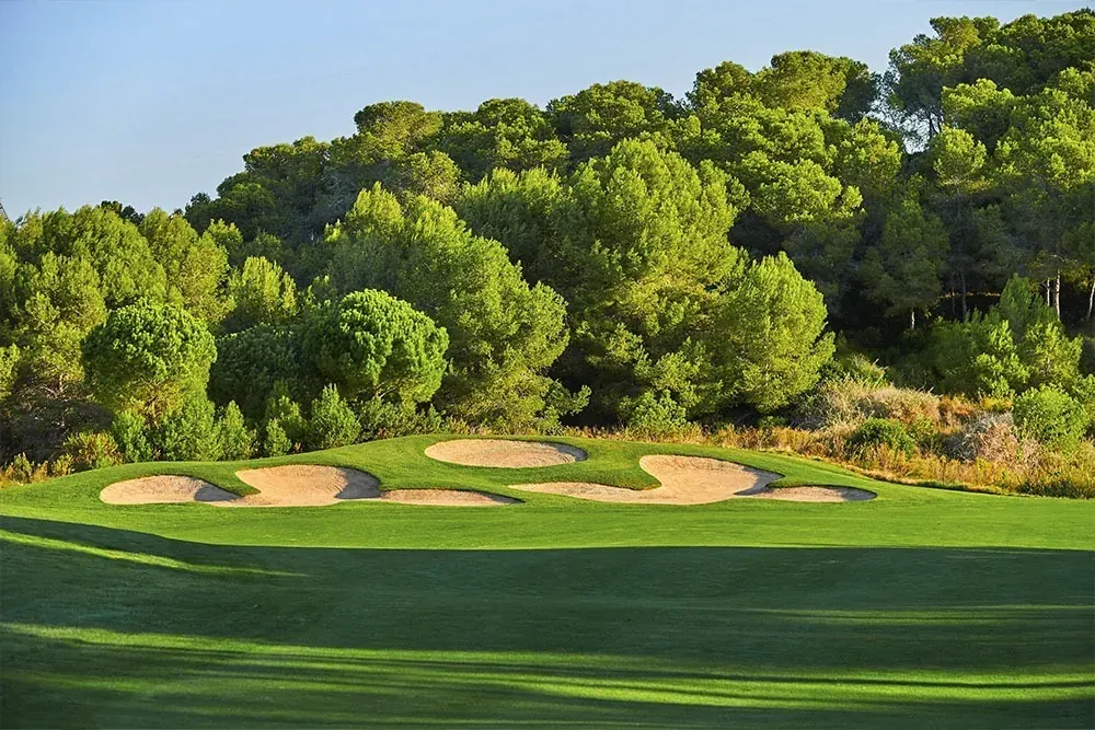 ESTIVAL: Firmen-Golfplatz mit Bunkern und Bäumen.