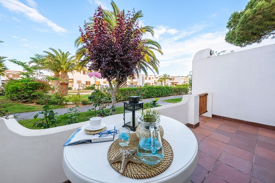 Entspannter Balkon mit Meerblick: ESTIVAL: Corporativa-Lounge mit Buch, Getränk und Dekoration.