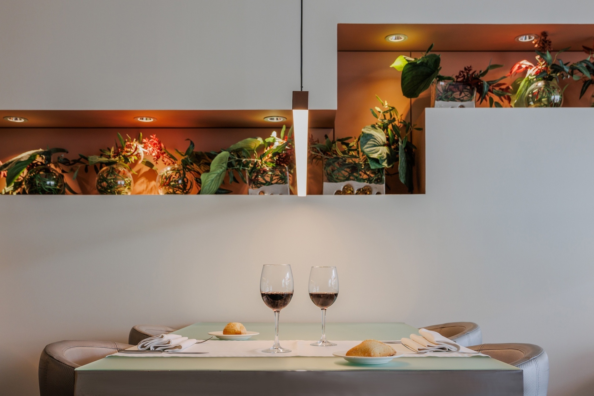 dos copas de vino están sobre una mesa en un restaurante