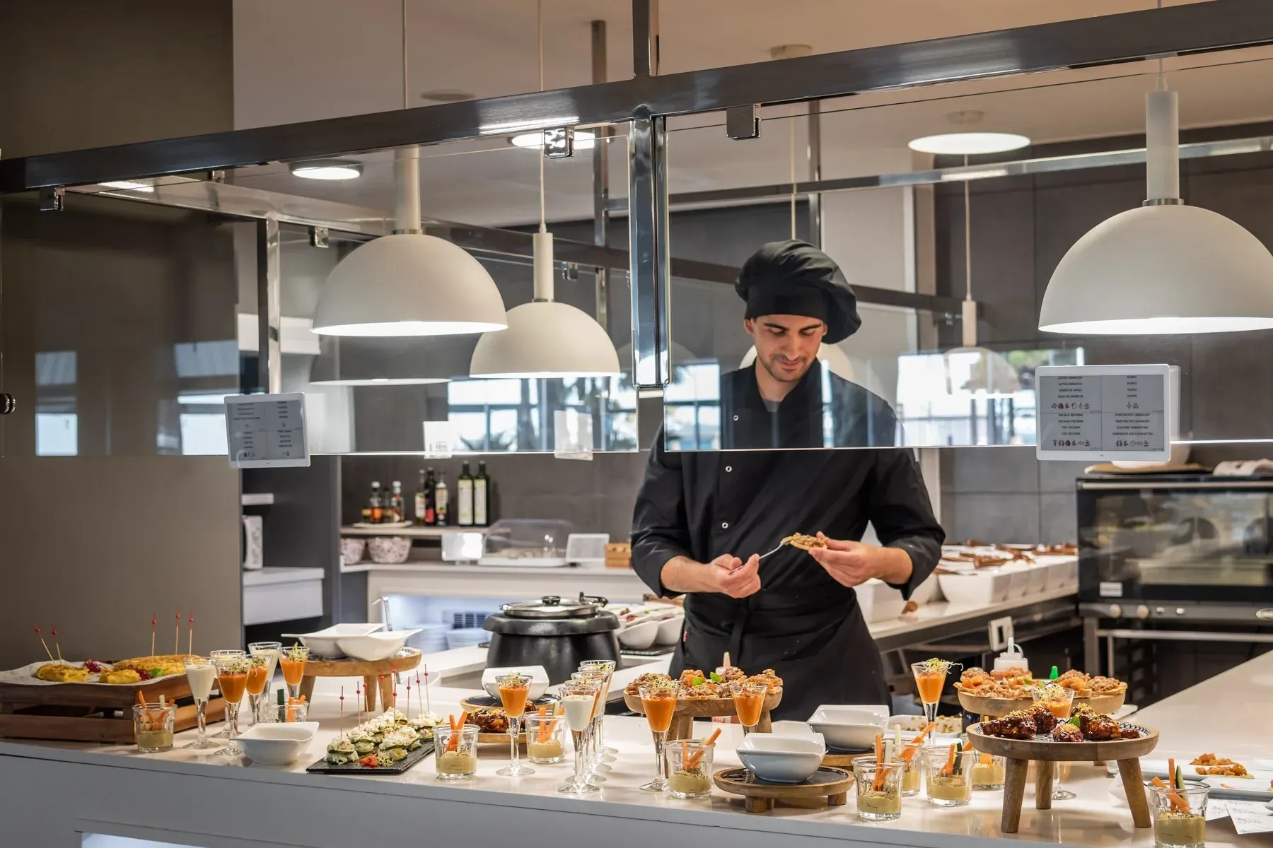 Koch am ESTIVAL: Firmenevent Buffet, serviert Vorspeisen.